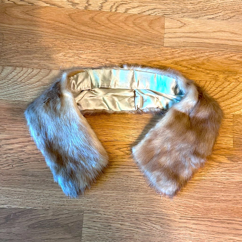 Small Mink Collar
-1 hook and eye closure